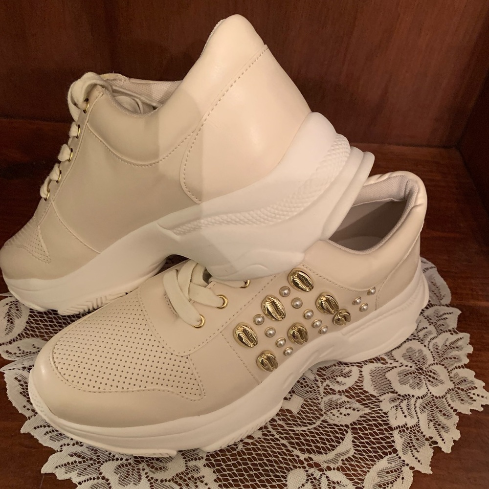 New without tags size 11 shoe dazzle cream color sneaker